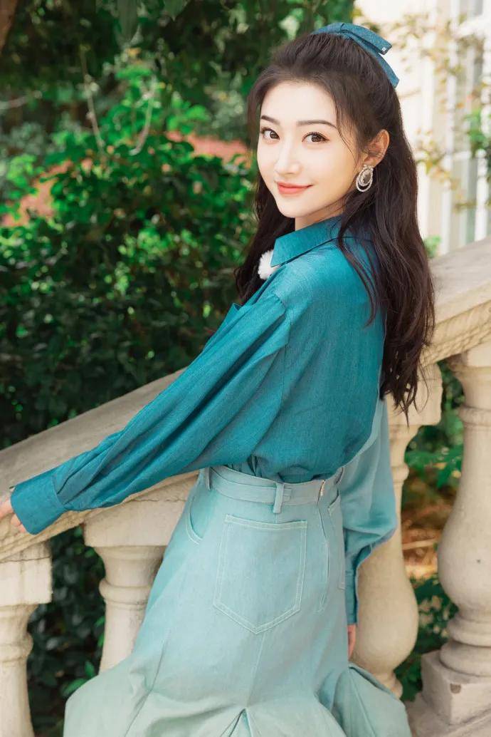森都 景甜穿着蓝色花朵半裙超美艳！花容玉貌太靓丽撩人