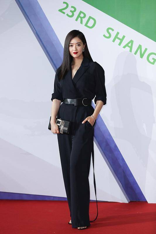 上半身 蒋欣剪了短发更显，但穿“拖地水桶裤”难欣赏，挺大胆