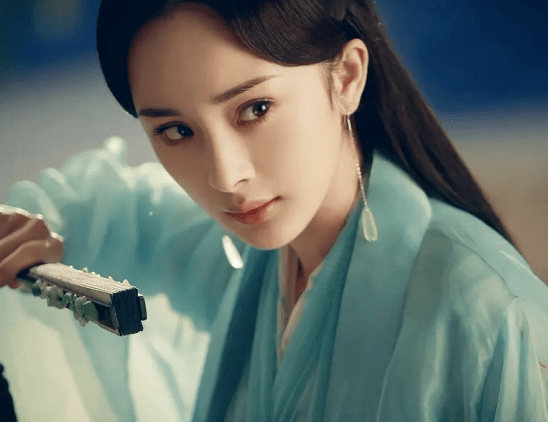 发型厚刘海才是女演员的克星！热巴变呆滞，赵丽颖傻气，丑得形态各异
