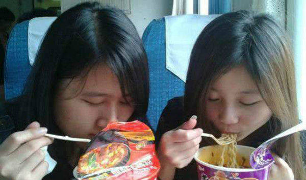 火车上的盒饭那么香，为何乘客宁可吃泡面也不买？列车员道出实情(图6)