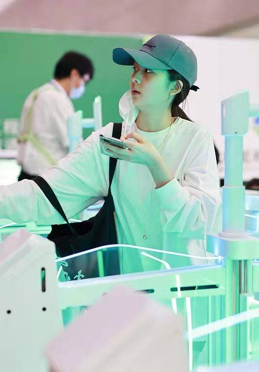 气质 黄磊15岁大女儿独自走机场，穿男友风卫衣显文艺范，黑眼圈好明显