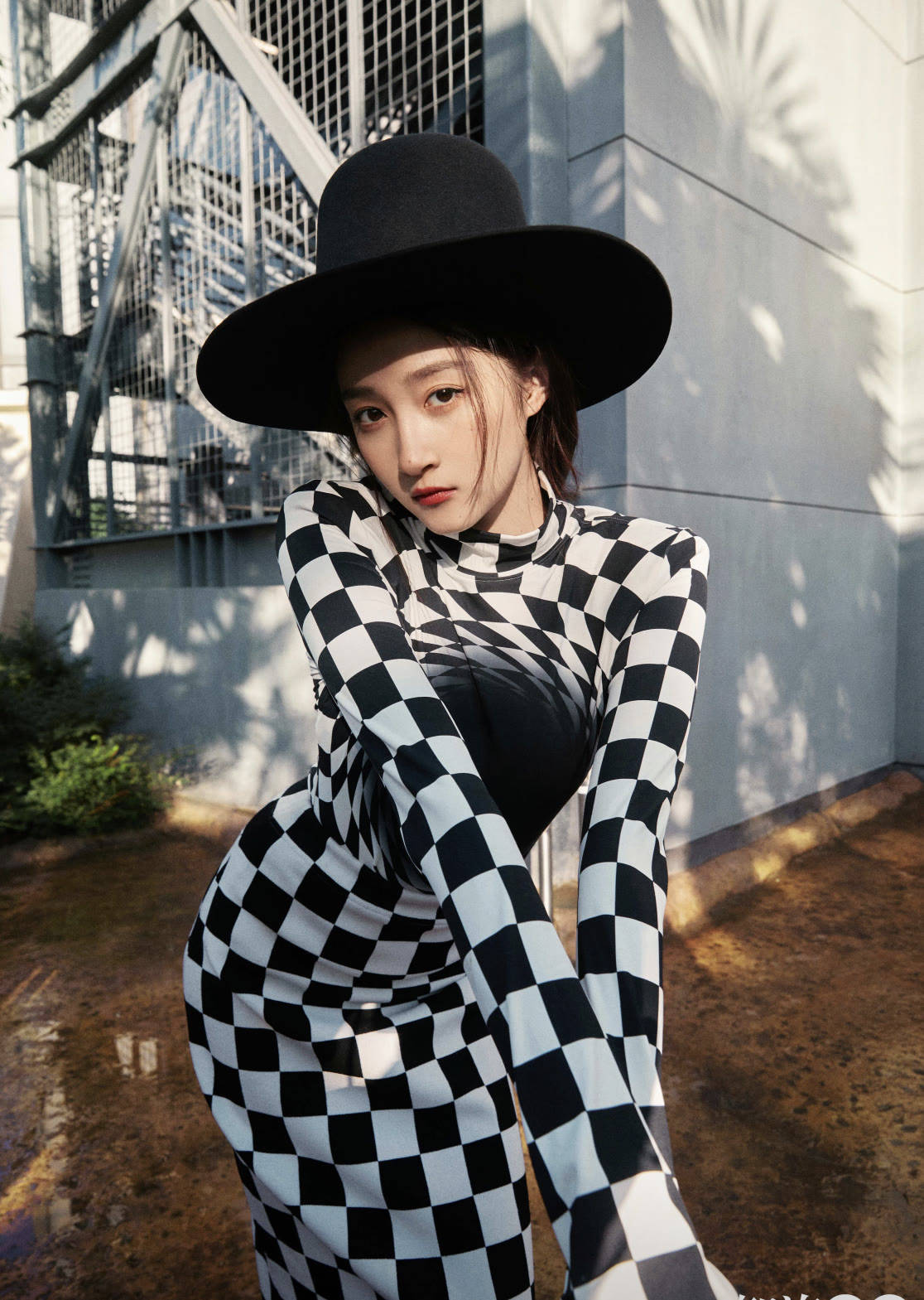 设计 关晓彤拍魔法大片，穿黑白格纹裙秀腰臀比，1米73身材比例太优越