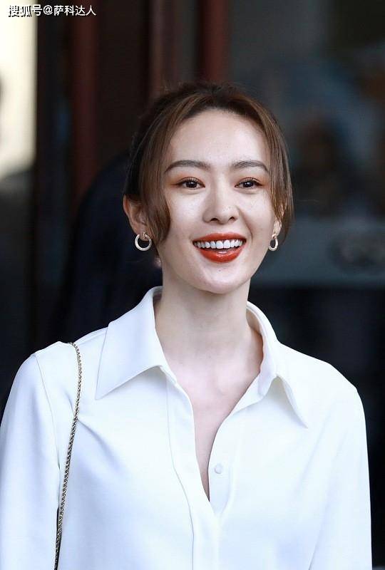 整体 童谣气场真强大，基础款白衬衫搭配黑裤子，真像“霸道女总裁”