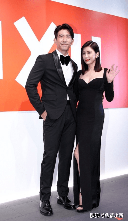 贾静雯 贾静雯修杰楷罕见合体，穿黑色系情侣装大撒狗粮，姐弟恋太幸福了