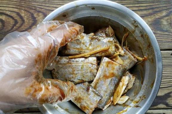 大葱|带鱼最好吃的做法，全程无油烟，不腥还特香，做一盘上桌就吃完了