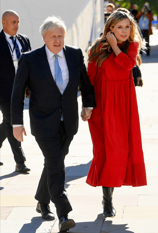 凯莉 英国第一夫人穿大红裙亮相！挺二胎孕肚胖成球，和鲍里斯甜蜜热吻