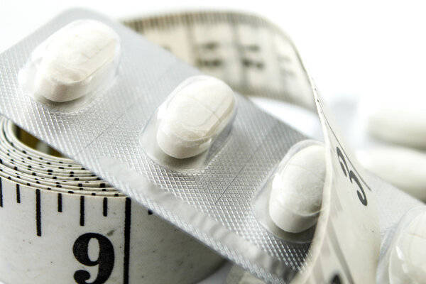 食品|累倒的年轻人，靠“零食”续命