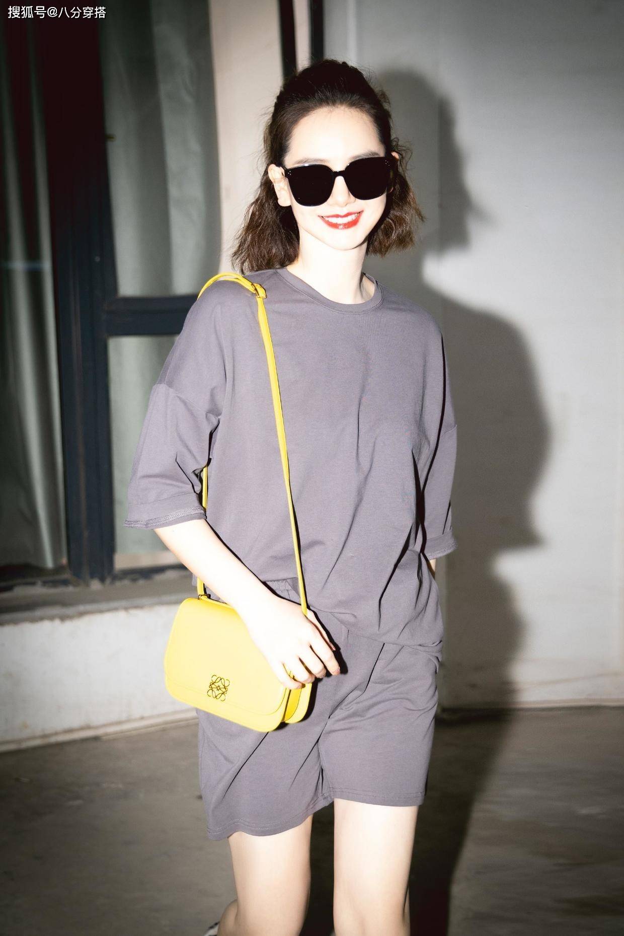 身材 戚薇太有“老板娘”气场,一袭垫肩黑裙酷飒十足,原装五官就是美