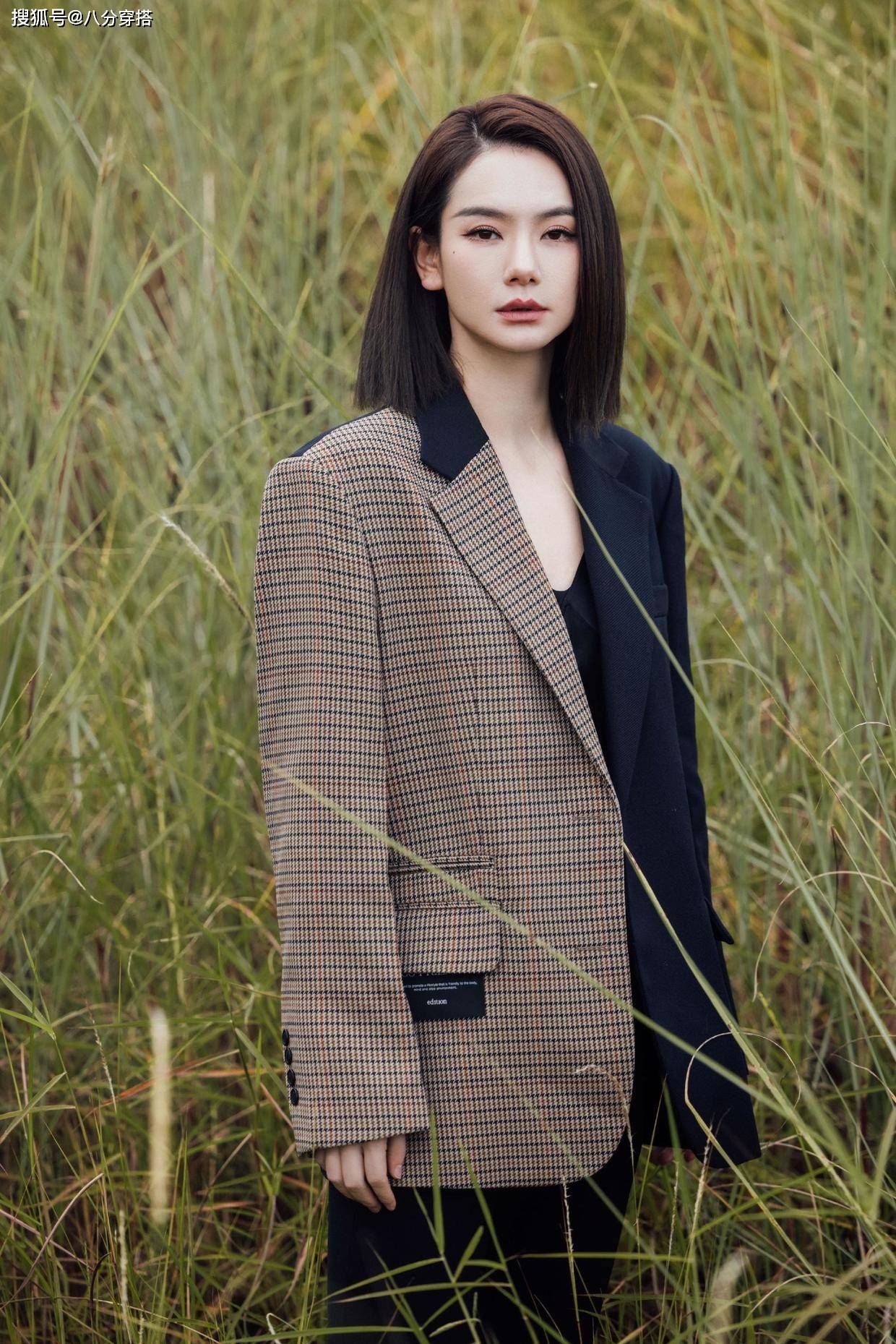 身材 戚薇太有“老板娘”气场,一袭垫肩黑裙酷飒十足,原装五官就是美