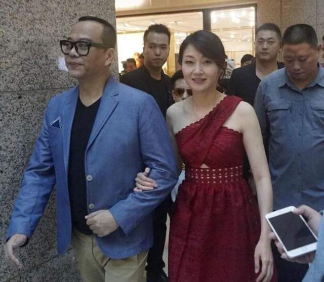 线条美 被“亚姐”万绮雯惊艳到，一袭红裙尽显高贵典雅，看不出岁月痕迹