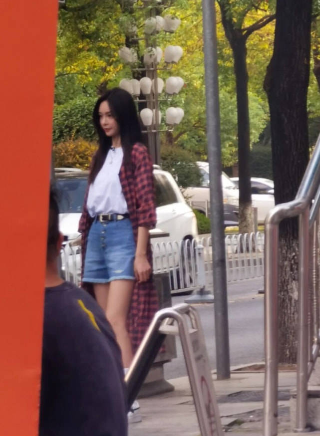 感觉 网友旅游偶遇沈梦辰,不打光不修图,皮肤黑化了妆还没素人漂亮!