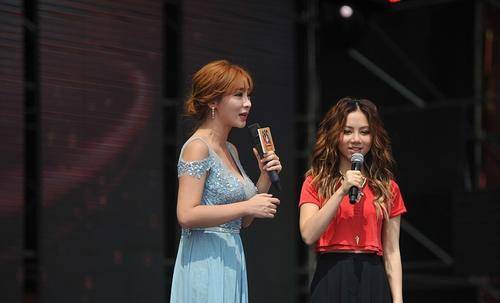 女生 邓紫棋和柳岩站在一起，穿休闲的薄纱服装，就像个小孩一样