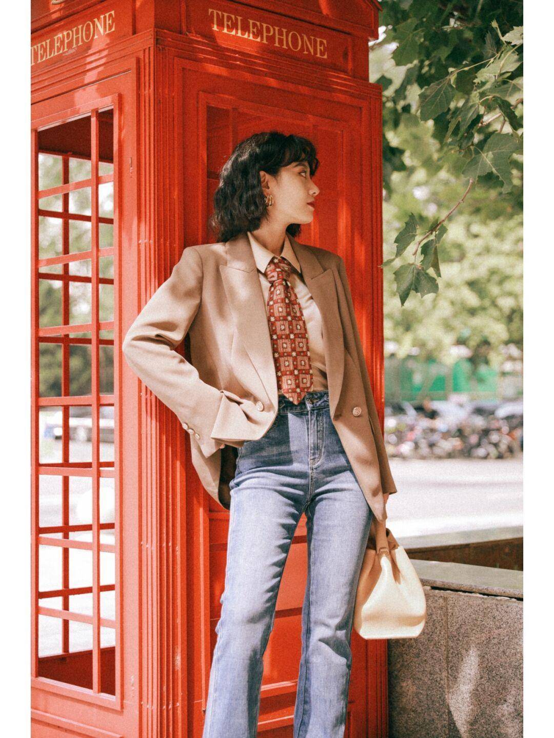 适用性 牛仔裤怎么搭配才时髦？搭配西服和衬衫，让你美出新高度，超漂亮