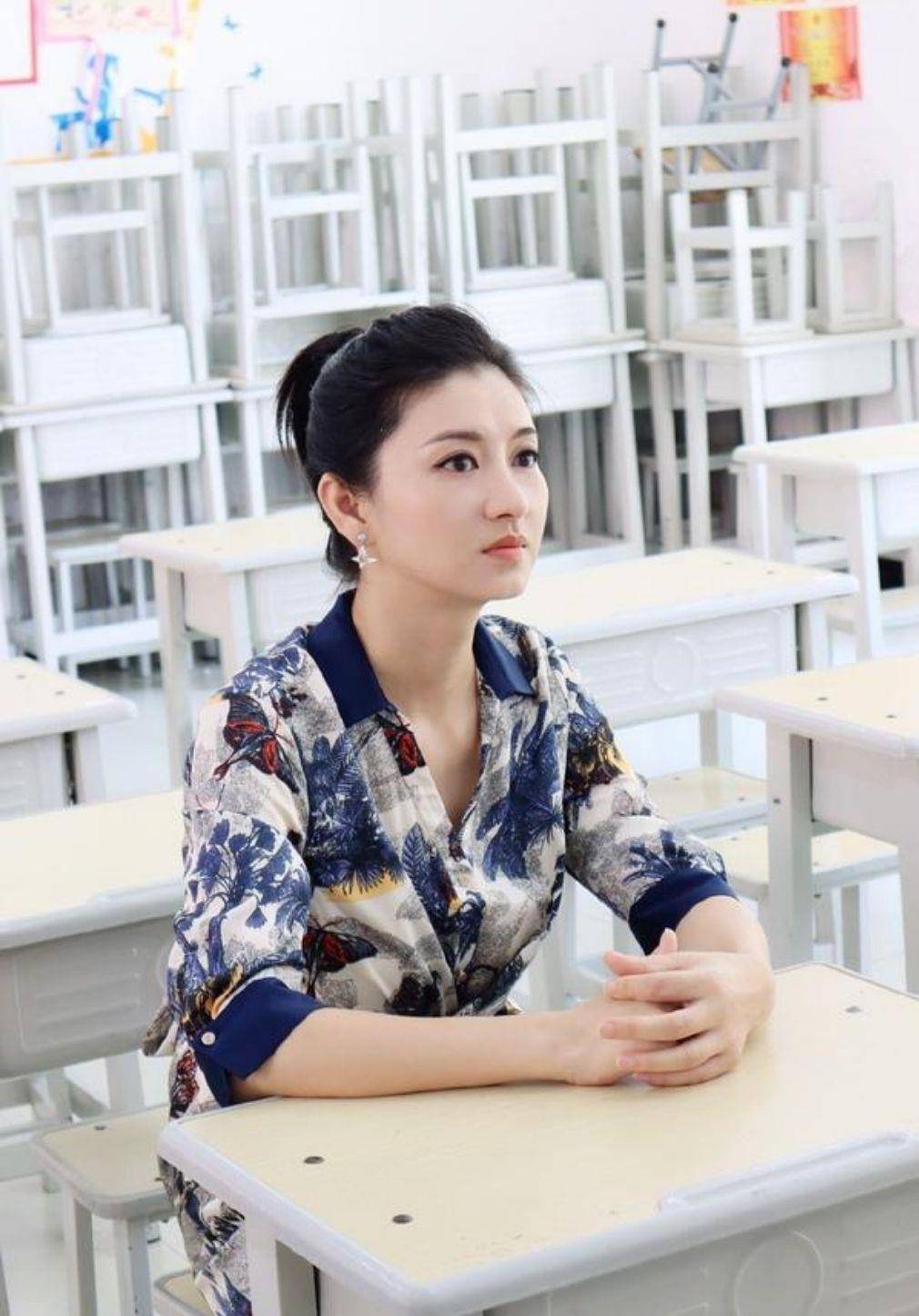 保养 生完孩子的斓曦保养得真好，穿印花连衣裙，像个豪门华贵夫人