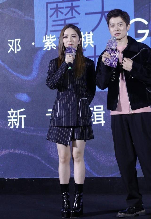 显得 邓紫棋太会修饰身形，穿上条纹的服装，小个子也能变大长腿