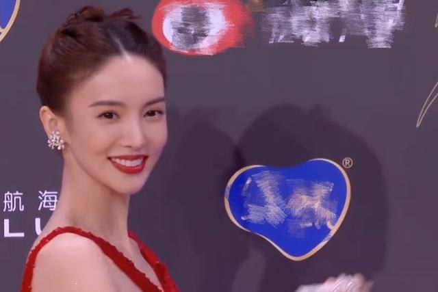 赵丽颖 微博之夜女星造型:赵丽颖穿奢牌,金晨红裙艳压,鞠婧祎腰细瞩目!