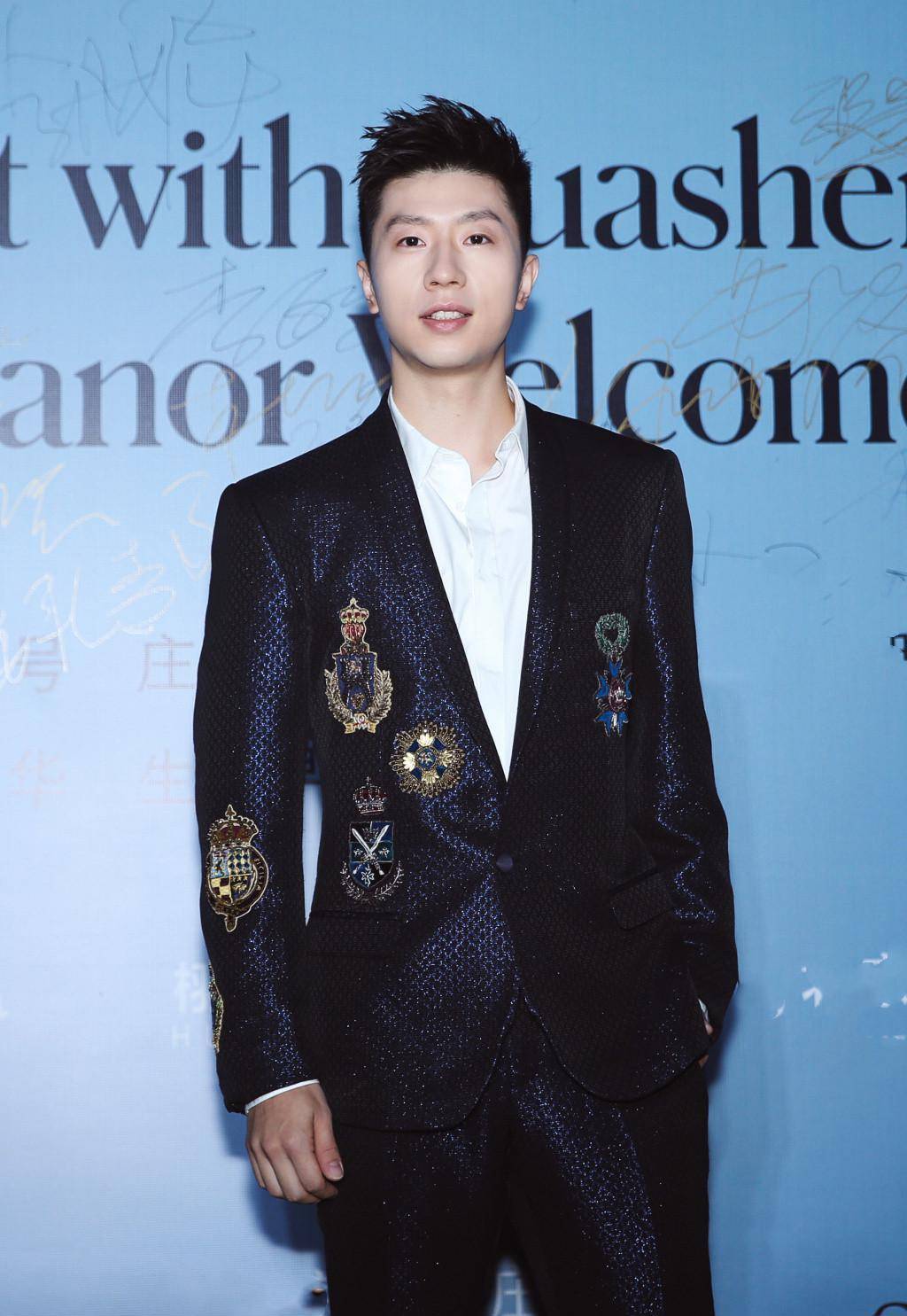 网友 奥运冠军马龙拍大片,被长款大衣压低身高,网友吐槽看不懂时尚