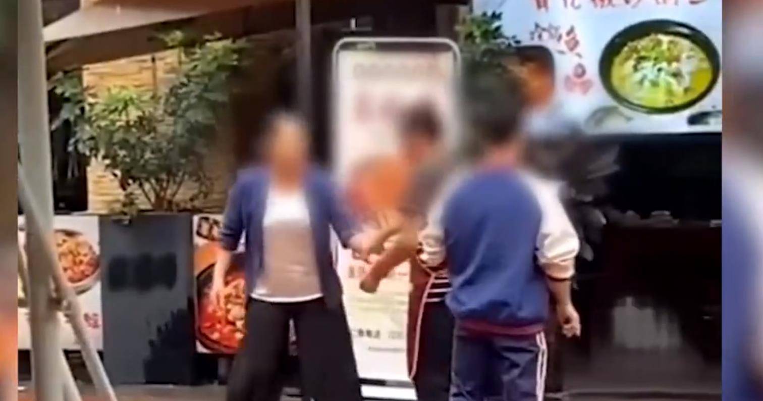 老板和秘书在车里打扑克 被老板抱到办公桌打扑克视频