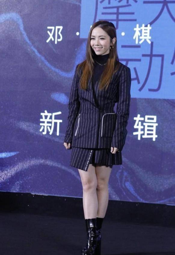 显得 邓紫棋太会修饰身形，穿上条纹的服装，小个子也能变大长腿