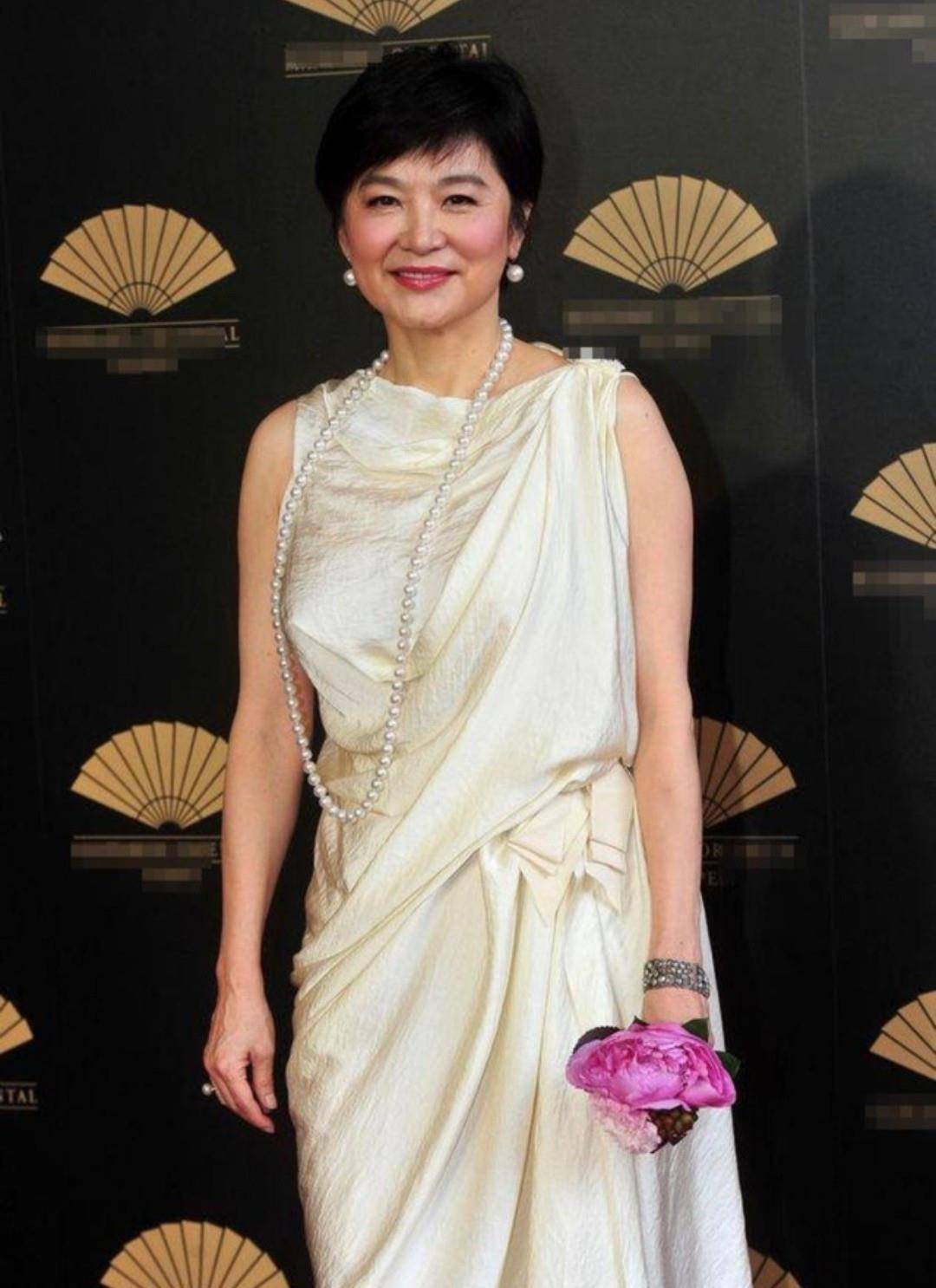 设计 林青霞不愧是气质美人，一袭黑色亮片礼服亮相，太有贵妇范了