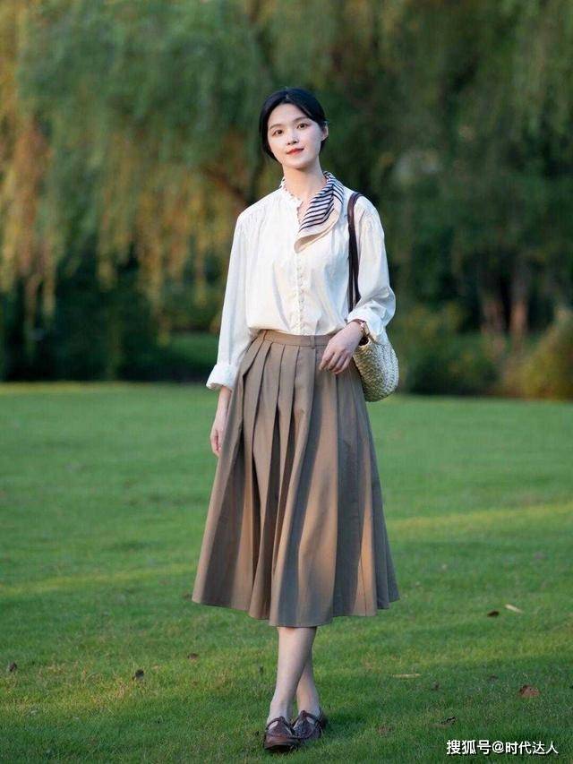 身材 怎么穿搭才显得高级优雅,白色衬衫搭配百褶半身裙,简约洋气