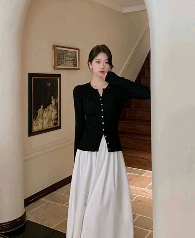 下装 简单的针织开衫胜过多数外套，可以搭配裙装，优雅知性又温柔