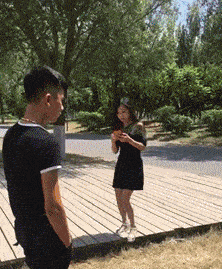 開心一刻: 老婆來電, 女同事在旁邊說: 我現在又沒水, 你還買…… 搞笑整蠱 第2张