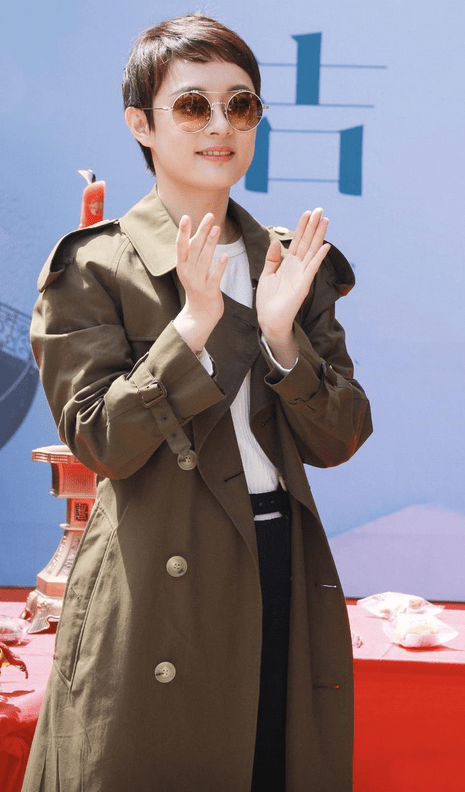 设计 真看不出孙俪快40了，一袭黄色风衣洋气又高级，时髦度不输00后