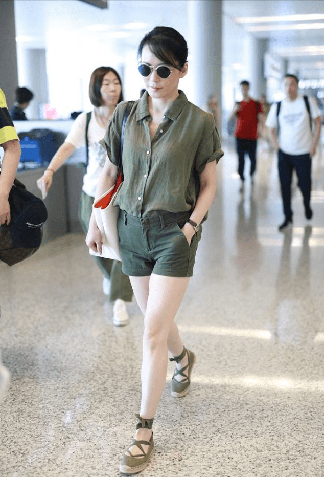 整体 俞飞鸿真不服老，衬衫穿得都和同龄人不一样，啥有个性她穿啥