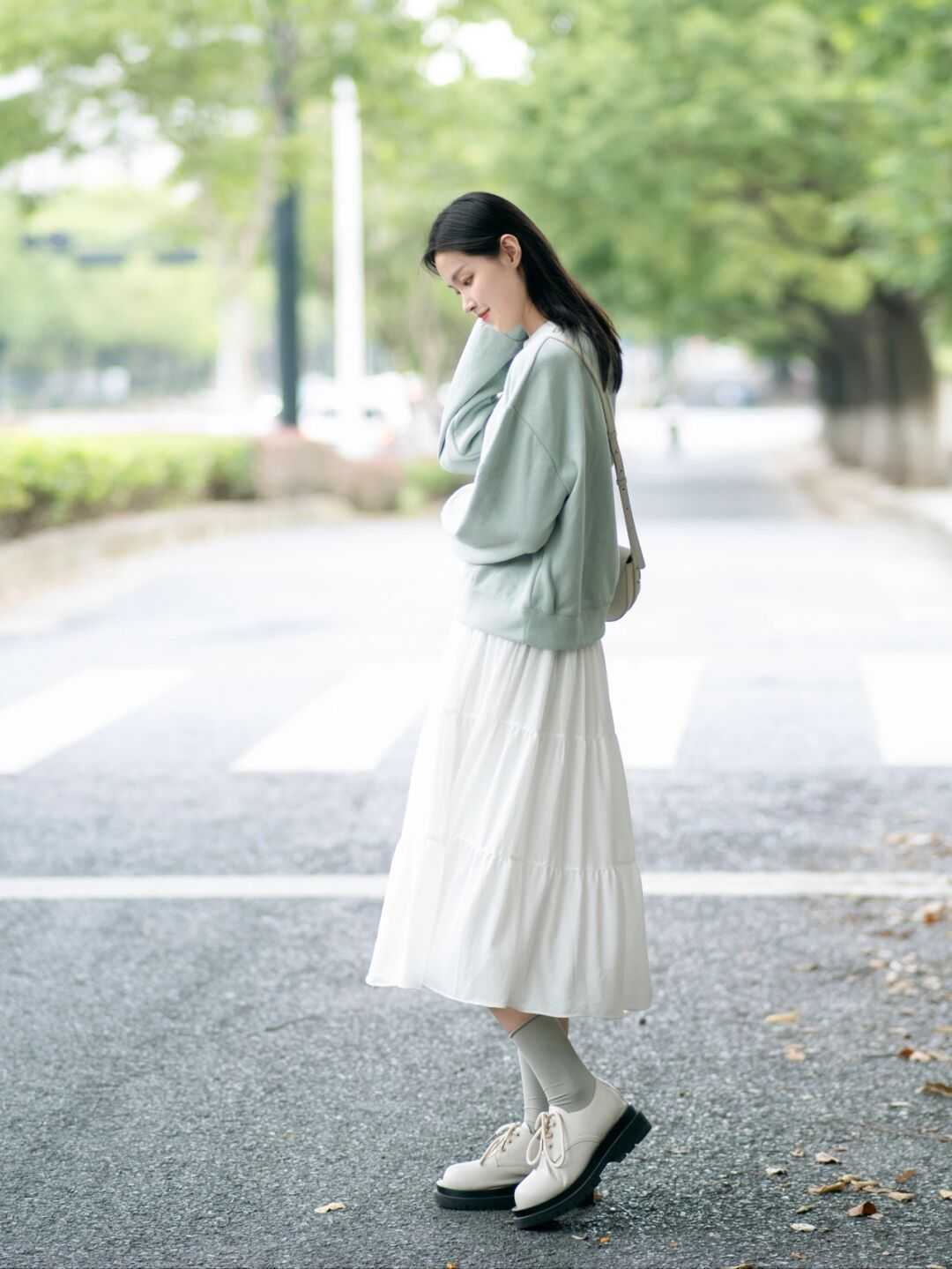 卫衣 卫衣可别只会穿黑白灰了！试试这六种颜色，一套比一套还洋气