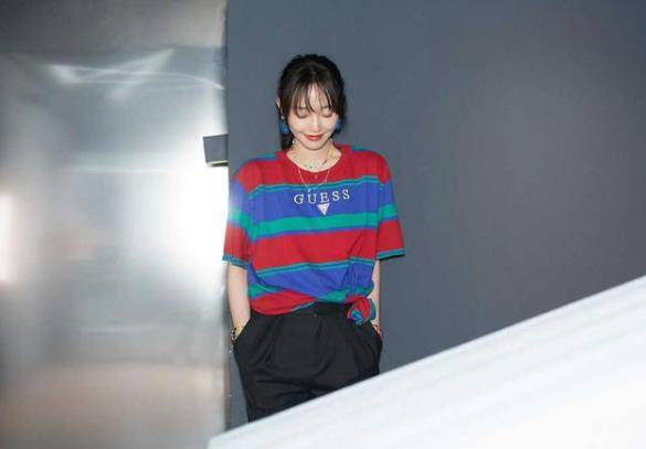 视觉 37岁白百何扮嫩真成功，T恤配阔腿裤显阳光，看着充满少年感