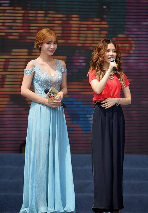 女生 邓紫棋和柳岩站在一起，穿休闲的薄纱服装，就像个小孩一样