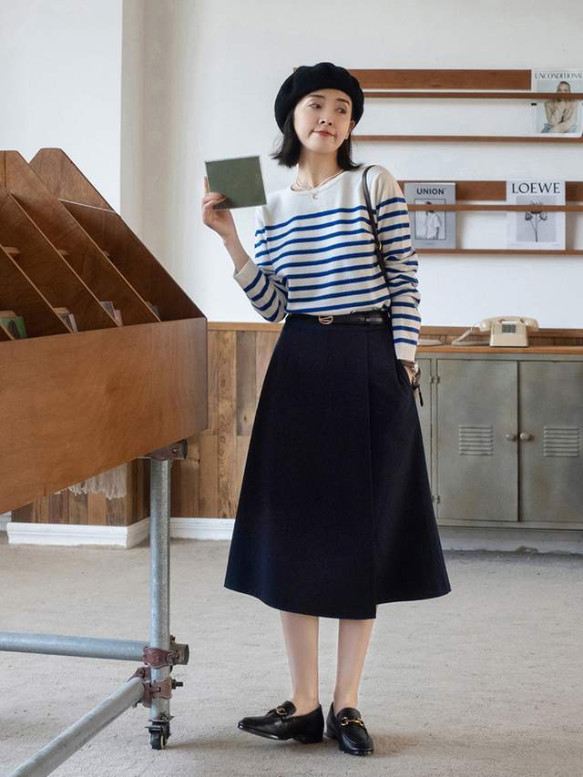 黑色 普通人也适合穿的风格，棕色衬衫+黑色牛仔裤，保暖又时尚