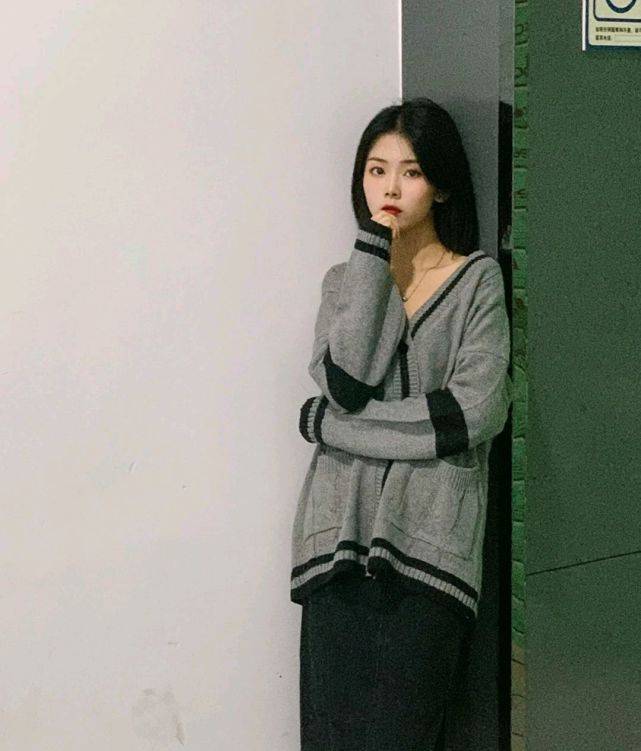 下装 简单的针织开衫胜过多数外套，可以搭配裙装，优雅知性又温柔