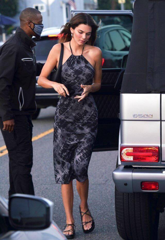 詹娜 肯达尔.詹娜的私服穿搭太低调，卫衣配短裤简约随性，舒适自然