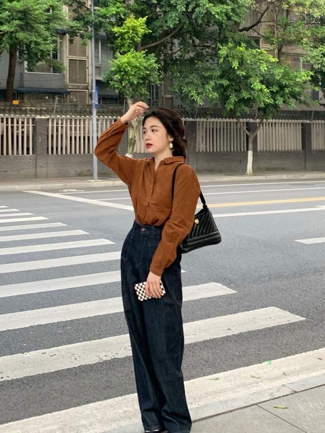 黑色 普通人也适合穿的风格，棕色衬衫+黑色牛仔裤，保暖又时尚