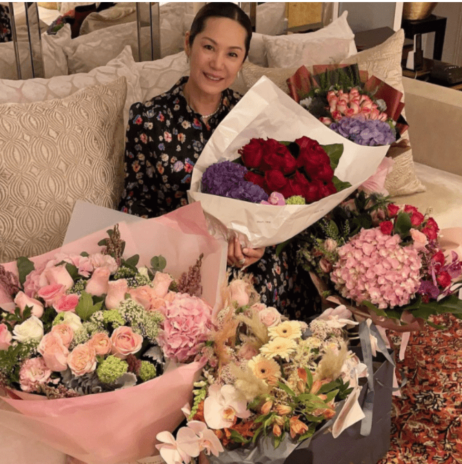 黑色 汪诗诗妈妈庆生照,穿黑色打底碎花裙优雅贵气,能给女婿当妹妹了