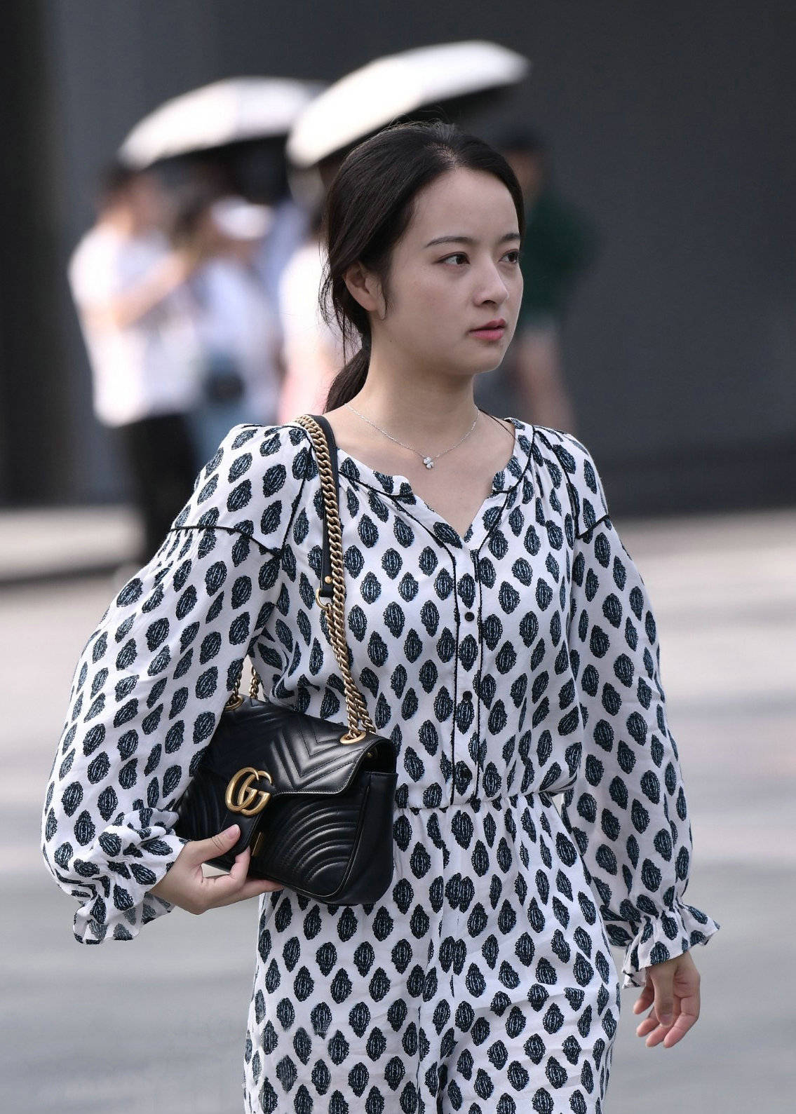 血色 选择一些品质感较高的基础款服装，优雅效果会更好