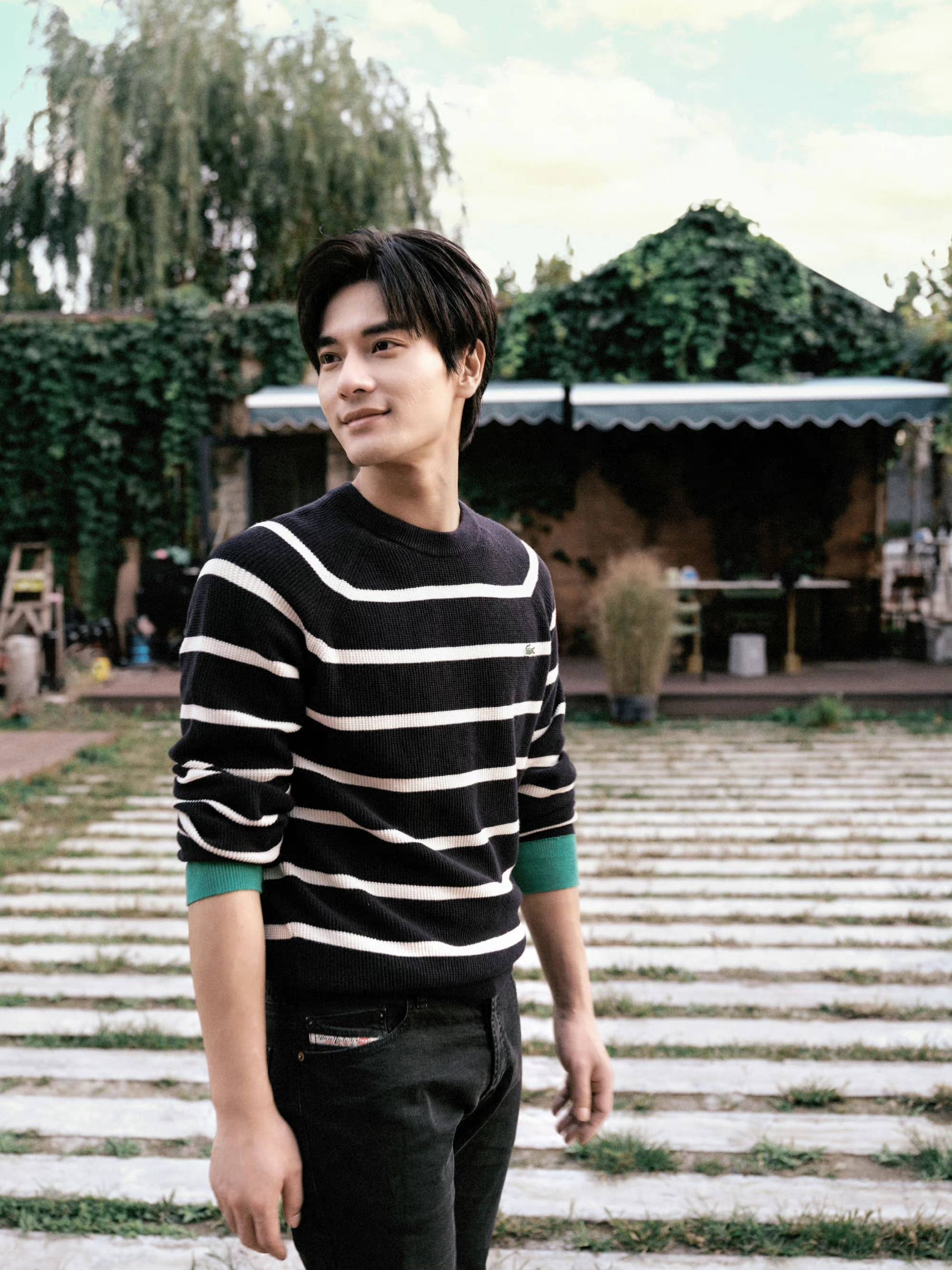 大片 欢娱影视演员郑凯 释出秋日时尚大片。 ???