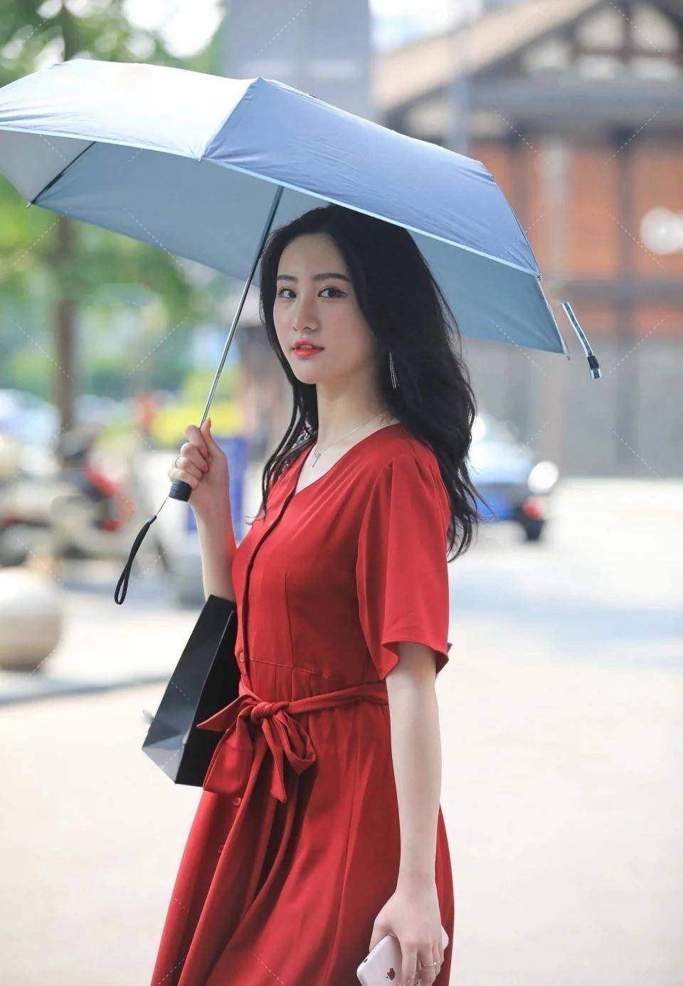 血色 选择一些品质感较高的基础款服装，优雅效果会更好