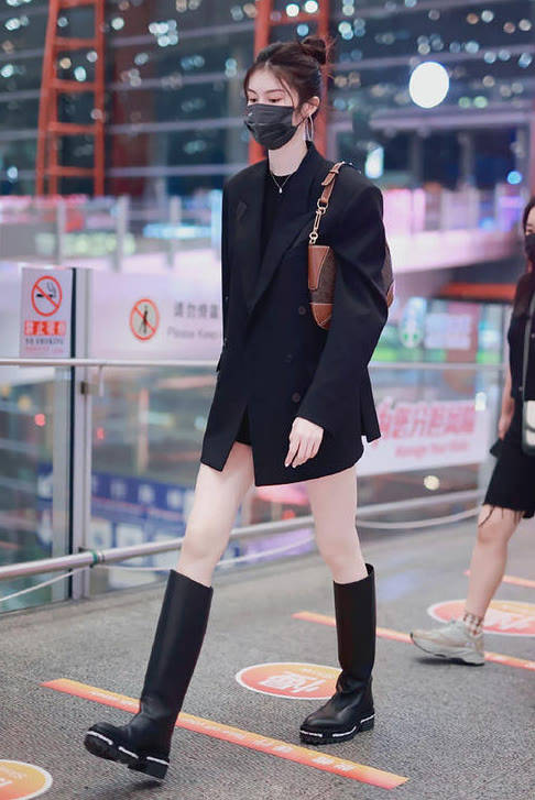 设计 何穗带火了秋天的“大西装”,搭配长靴显瘦时髦,气场都强大不少
