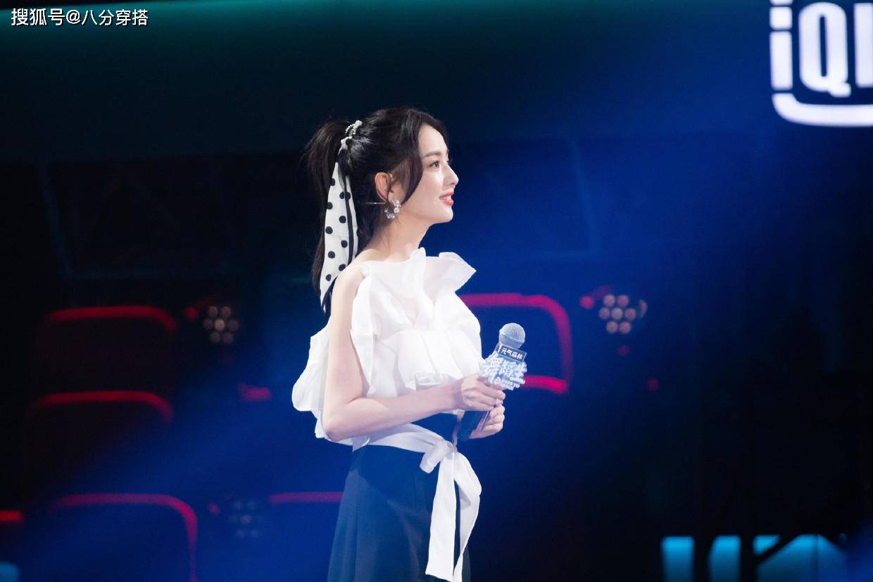 黑色 佟丽娅不愧是“颜值天花板”,穿薄纱上衣配半身裙,哪像38的人