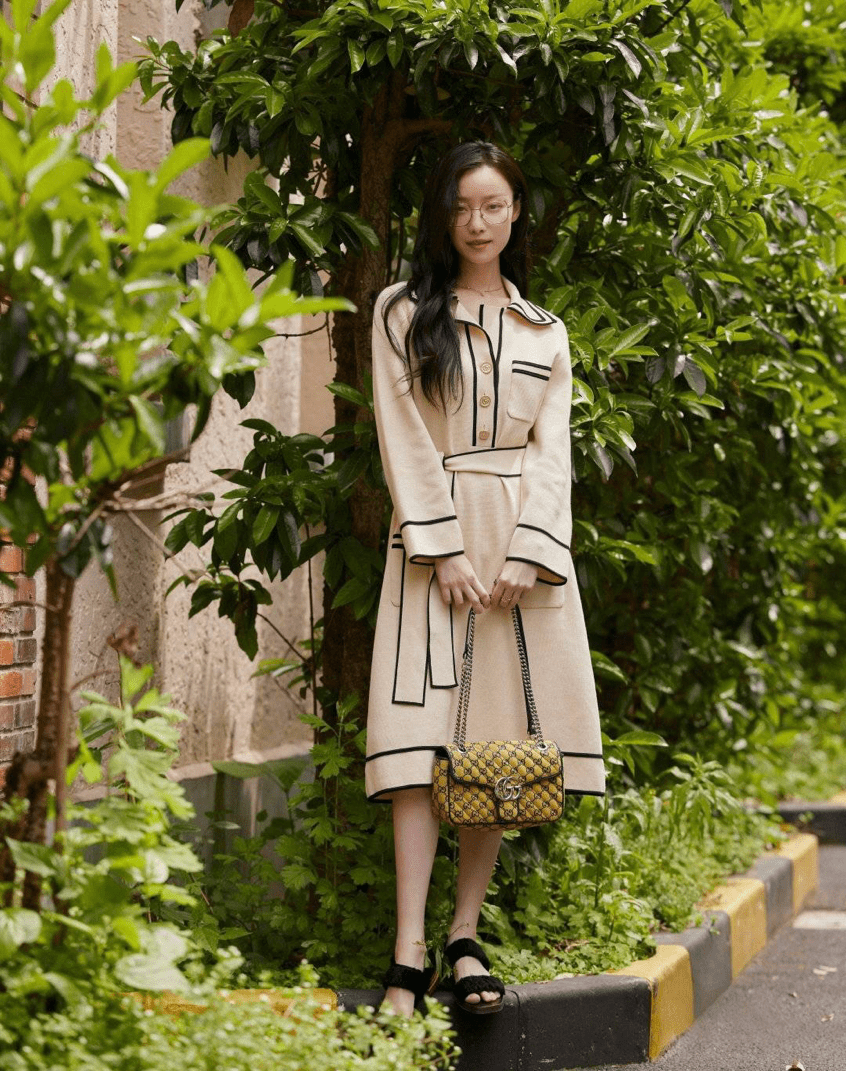 棕色 倪妮生图是真的惊艳，西装配裸色长裙身材高挑