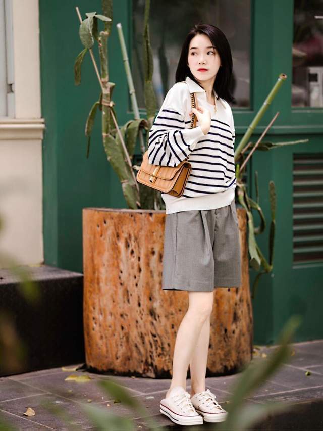 黑色 普通人也适合穿的风格，棕色衬衫+黑色牛仔裤，保暖又时尚