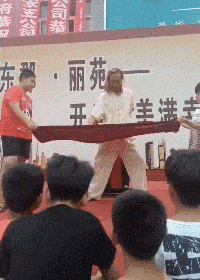 爆笑gif圖：哥們，你這車牌號是充電話費送的吧 搞笑整蠱 第3张