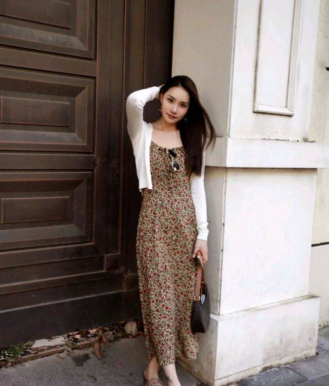 下装 简单的针织开衫胜过多数外套，可以搭配裙装，优雅知性又温柔