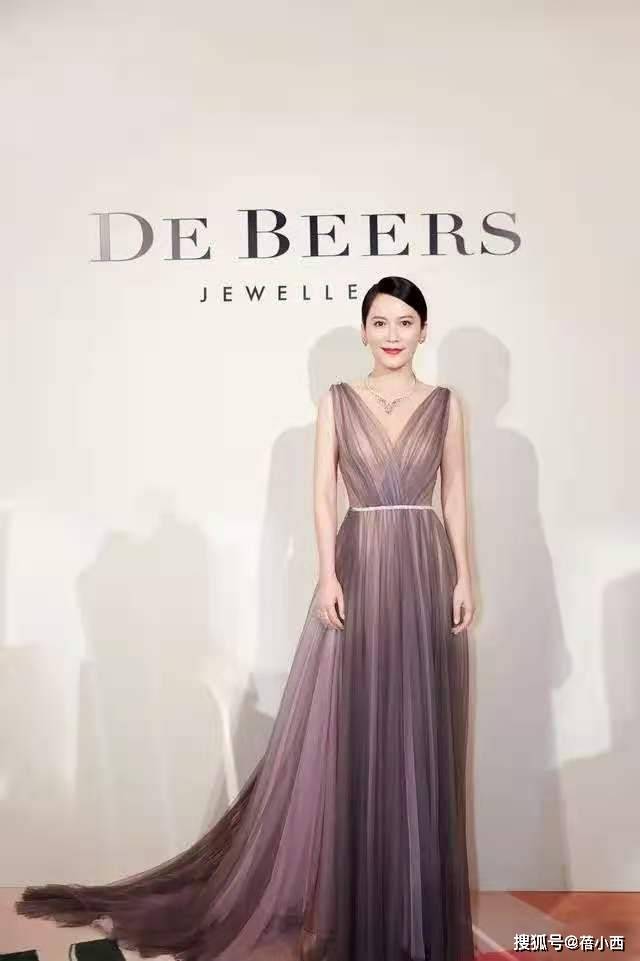 好身材 “俞飞鸿”越老越敢穿,一袭薄纱裙轻松透出好身材,哪有50岁?