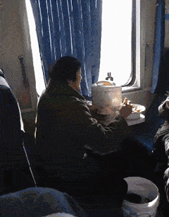 搞笑GIF：妹子，你到底怎麼了，水很冷啊 搞笑整蠱 第2张