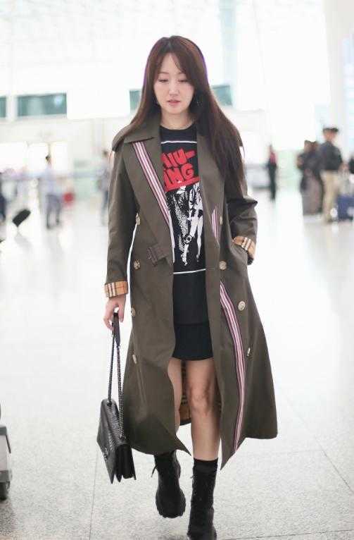 身材 杨钰莹真“不服老”,50岁穿风衣还玩下衣失踪,不说以为30岁