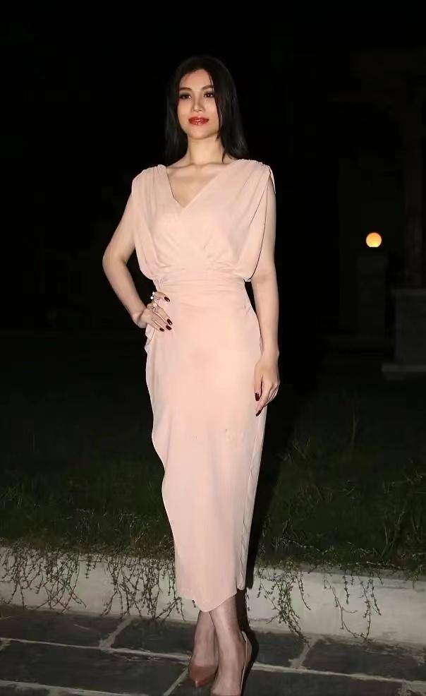 长发 葛天穿裸色长裙配齐肩长发,颇有“港风”女神范